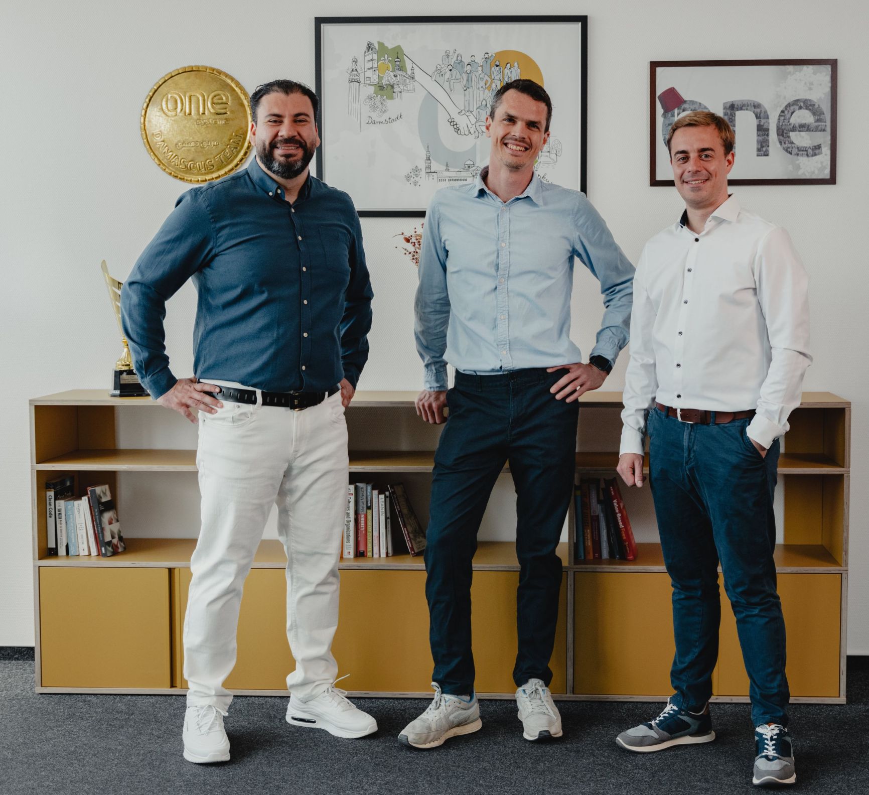 Management-Team von L-One: Feras Tanan, Fabian Rokohl und Lionel Born im Büro in Darmstadt